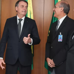 04out2019-presidente-do-cfm-mauro-ribeiro-a-direita-da-risada-junto-ao-presidente-jair-bolsonaro-em-audiencia-1623104624368_v2_450x600.jpg.webp