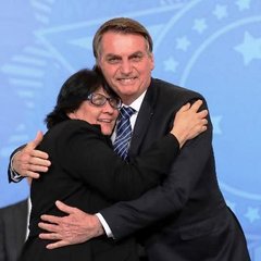 bolsonaro-celebra-criacao-do-13-para-o-bolsa-familia-com-os-ministros-damares-alves-e-osmar-terra-1571267824749_v2_450x600.jpg