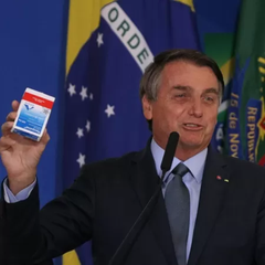o-presidente-jair-bolsonaro-com-caixa-de-cloroquina-durante-cerimonia-de-posse-de-eduardo-pazuello-ministro-da-saude-1602879488161_v2_450x450.jpg.webp