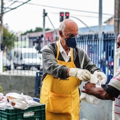 padre-julio-lancelotti-distribuicao-de-alimentos-na-paroquia-sao-miguel-arcanjo-mooca-foto-ricardo-matsukawauol.jpg